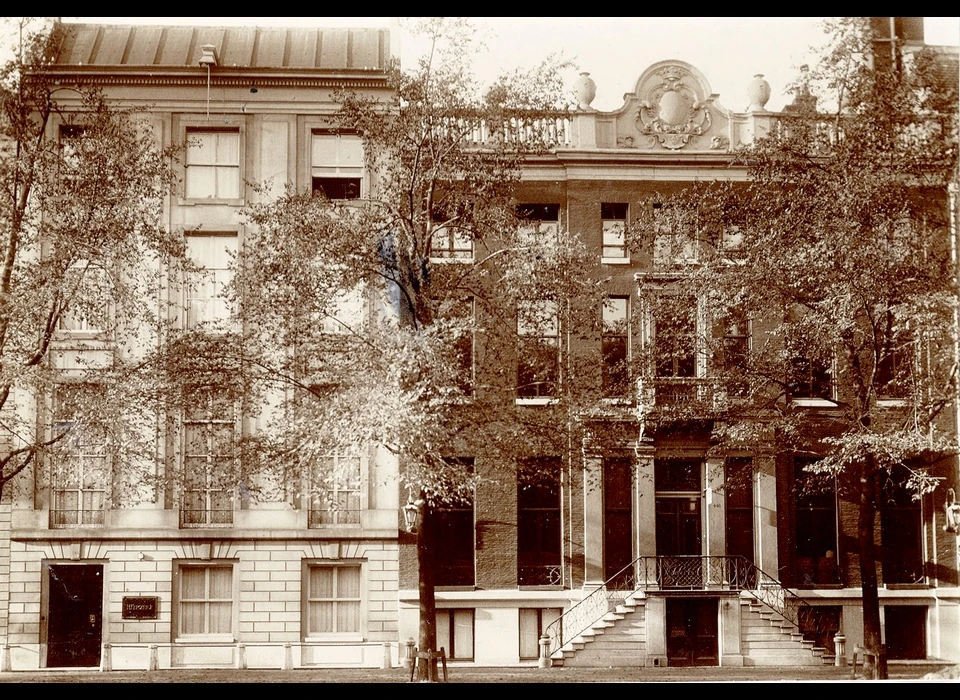 Herengracht 446-448 v.r.n.l. R.K.jongensschool gymnasium (1900)