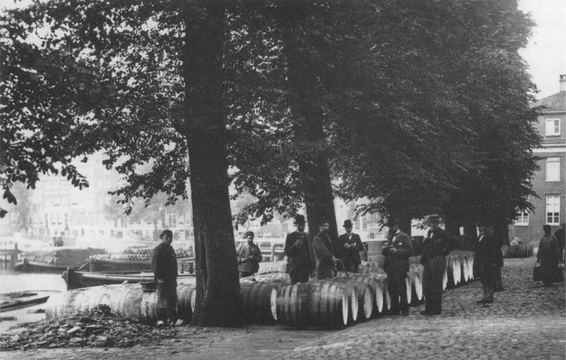 Entrepotdok 1900c bij Nieuwe Herengracht opslag Scheer wacht op transport naar Zweden