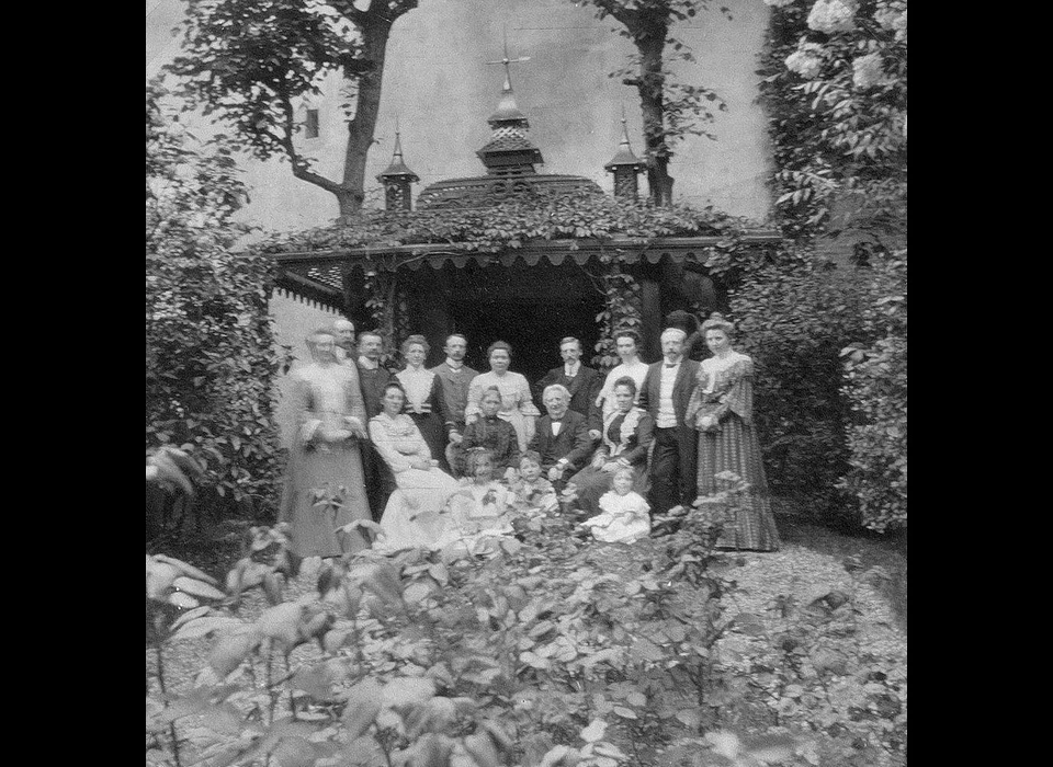 Herengracht 613 in de tuin wordt de 70ste verjaardag van mevr. Helena Agatha Elisabeth de Flines-Koper gevierd (1905)