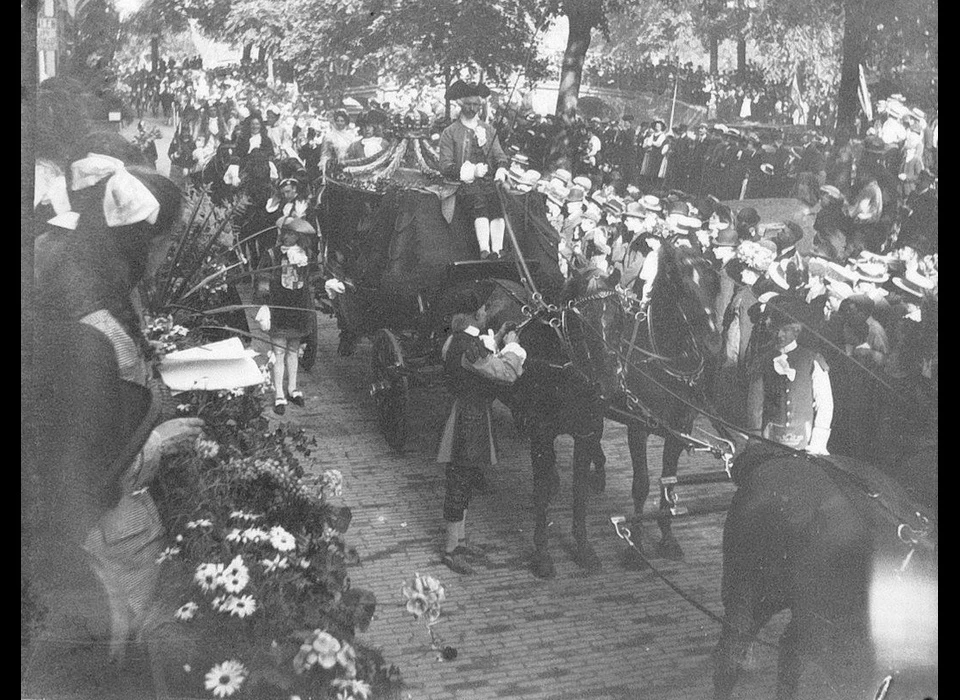 Herengracht 613 kijken naar de koninklijke koets t.g.v. prinses Juliana 1 jaar (1910)