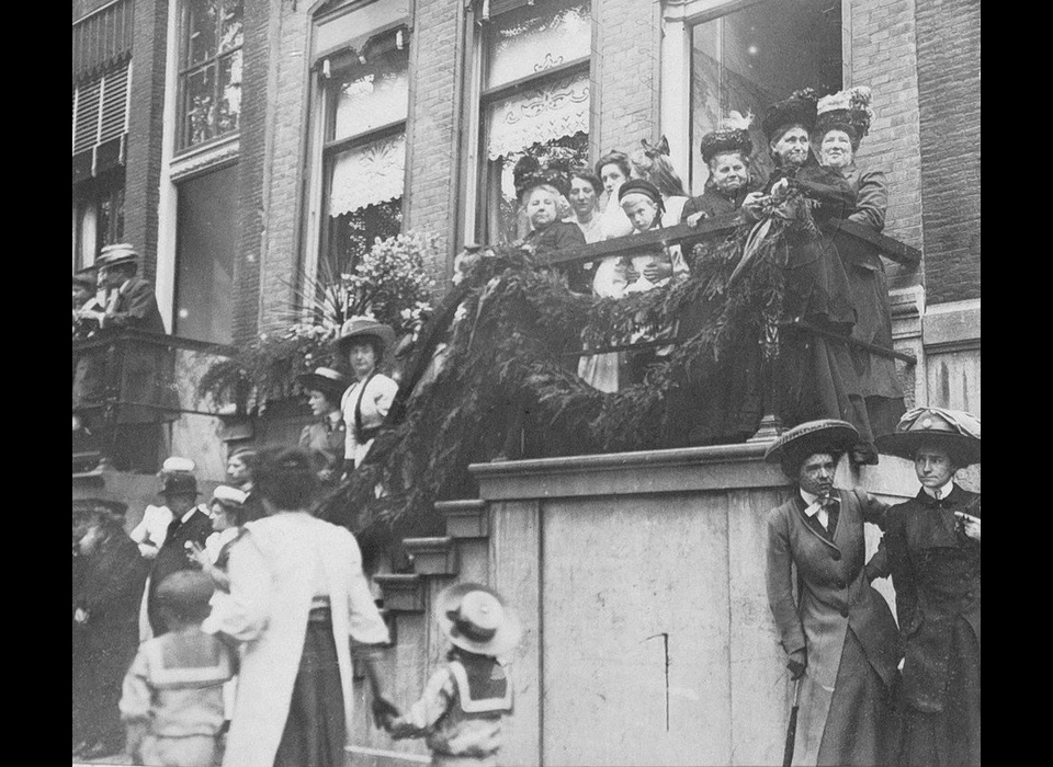 Herengracht 613 kijken naar de koninklijke rijtoer t.g.v. prinses Juliana 1 jaar (1910)