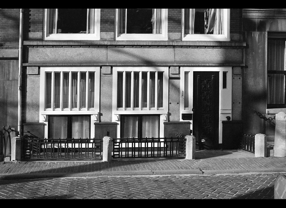 Herengracht 613 onderpui detail Amsterdamse School-stijl