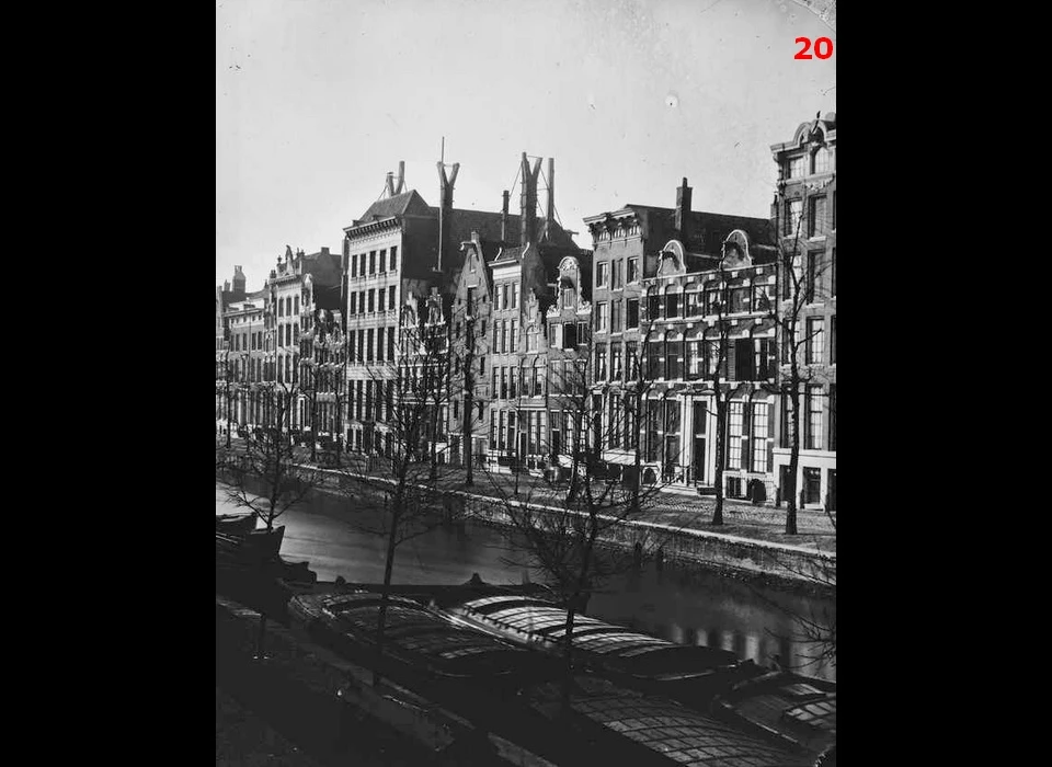 Herengracht 20 uiterst rechts (foto Jacob Olie) gevel (1865)