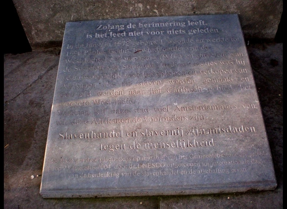 Herengracht 502, Naast de voordeur een gedenksteen die herinnert aan de slavenhandel