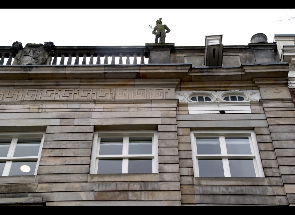 Herengracht 462 balustrade, beeld Mercurius en fries met meanderpatroon (2020)