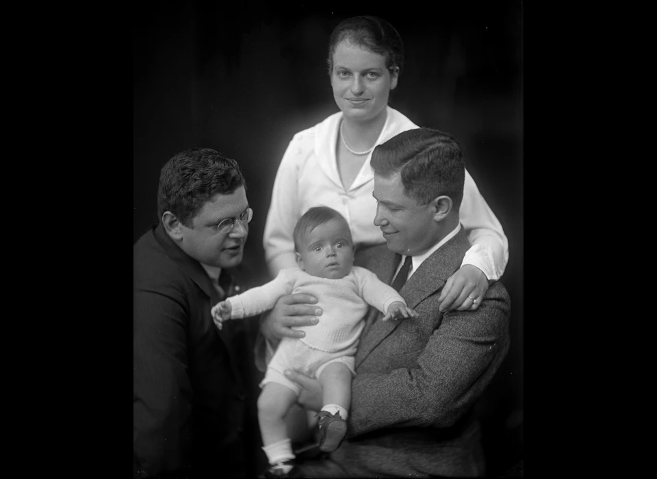 Fritz (li) Mannheimer, broer Victor (re), schoonzus Alice en neefje Max (1919)