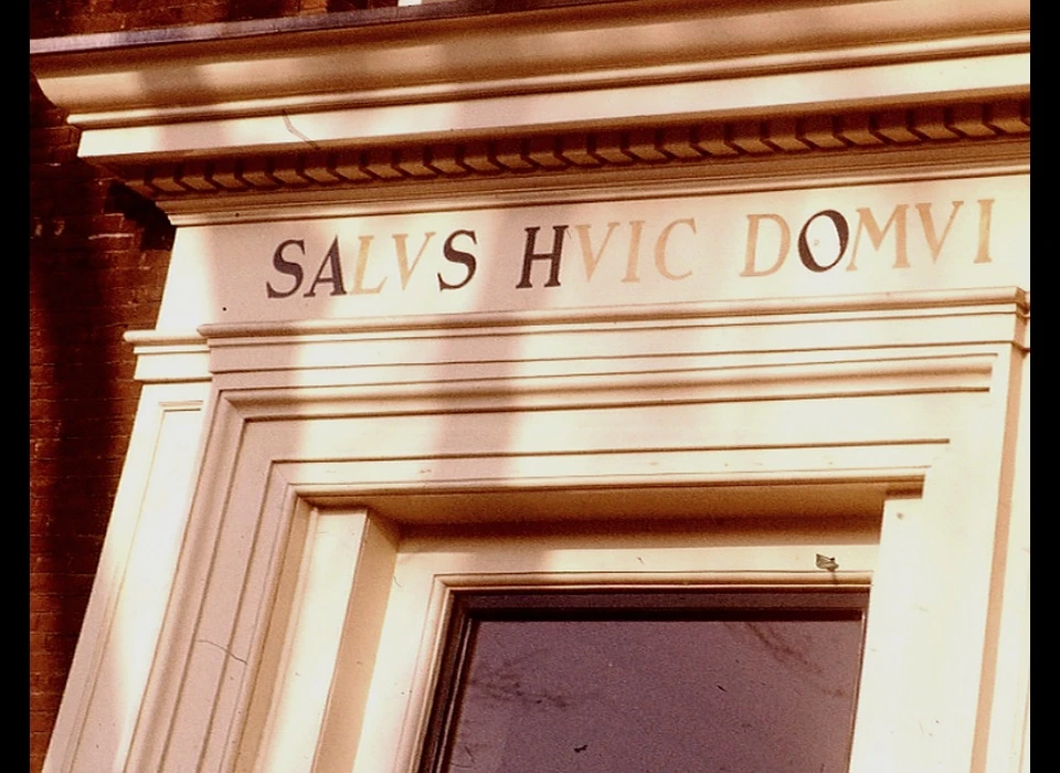 Herengracht 619 tijdvers boven deur 'saLVs hVIC DoMVI' (Zegen over dit huis 1667) (1976)
