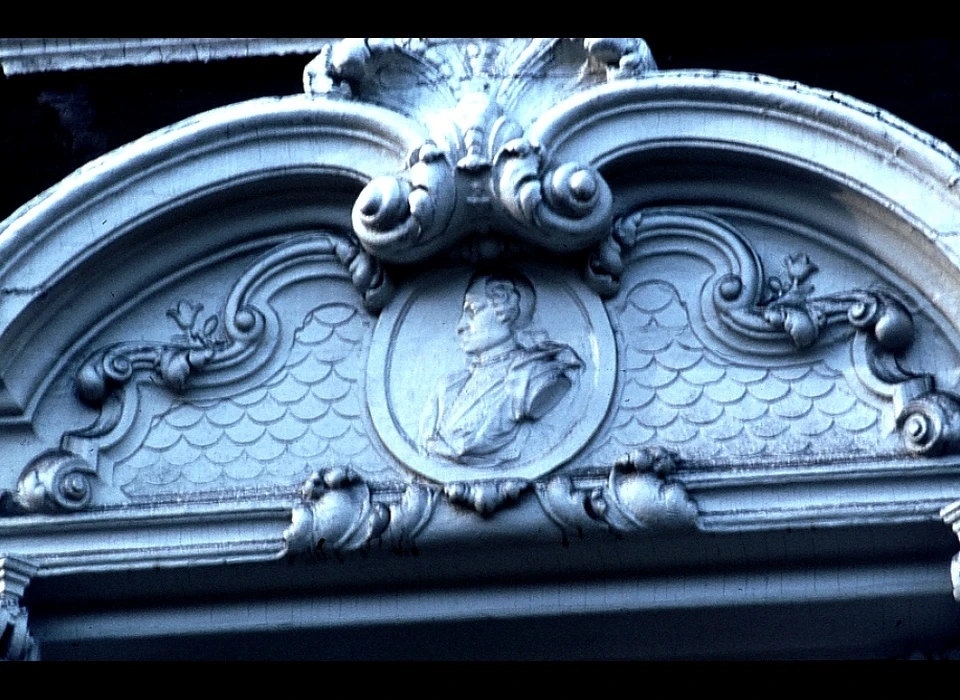Herengracht 60 bekroning deurpartij Louis XIII of Louis le Juste (1974)