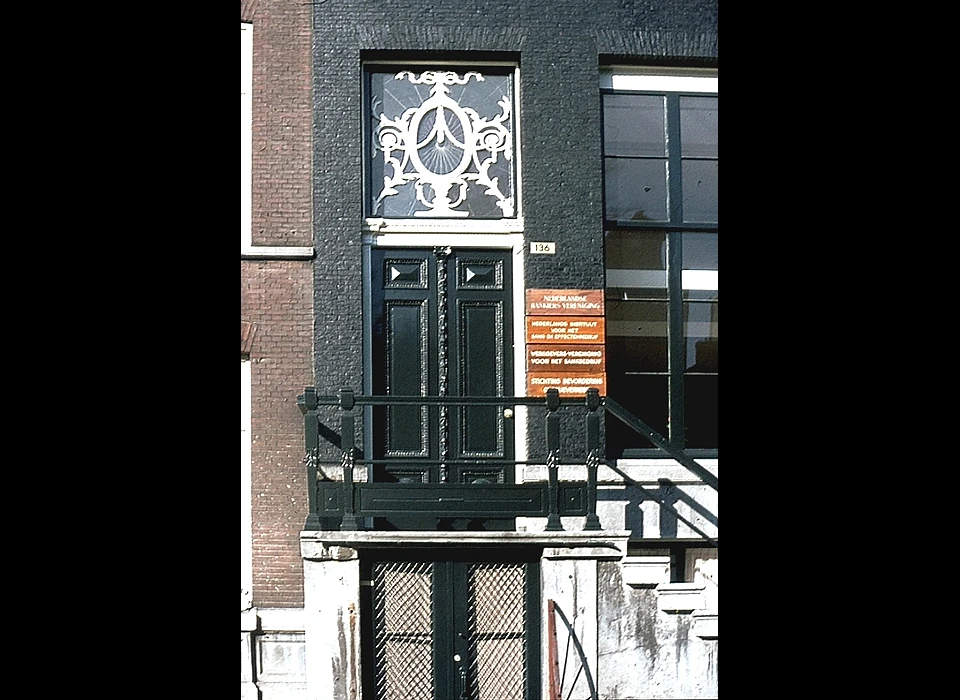 Herengracht 136 huis De Keyser stoep en deurpartij (1974)