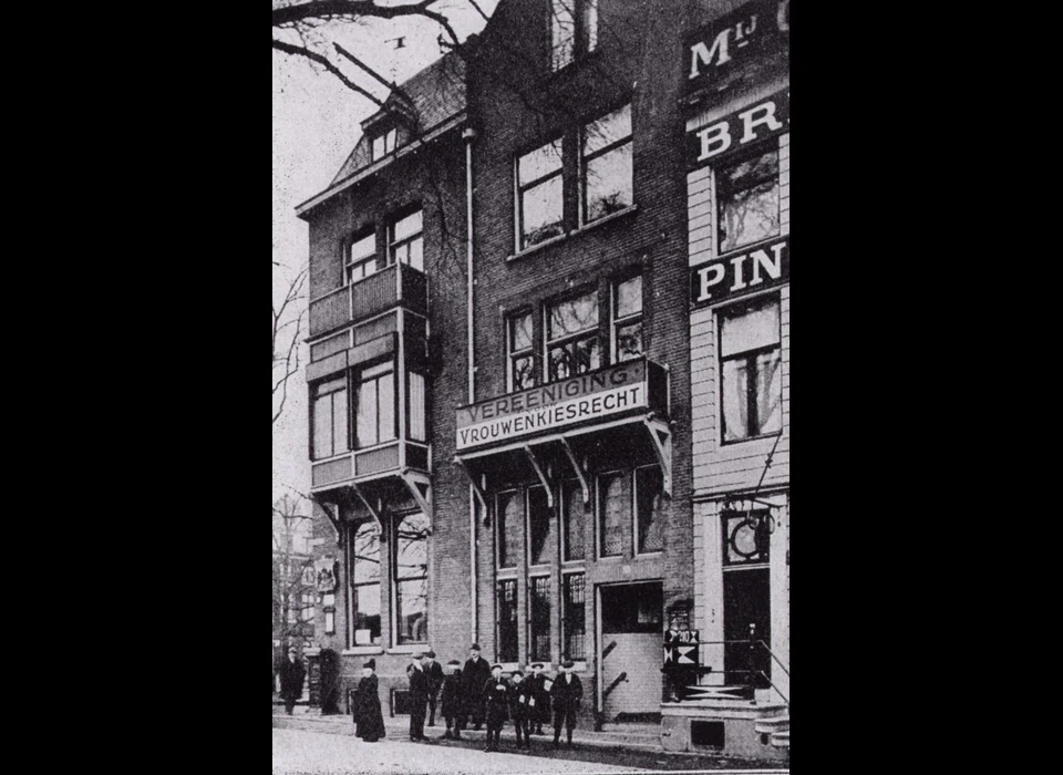 Herengracht 627 Amstel 212 bord op balkon Vereeniging Vrouwenkiesrecht (1917)