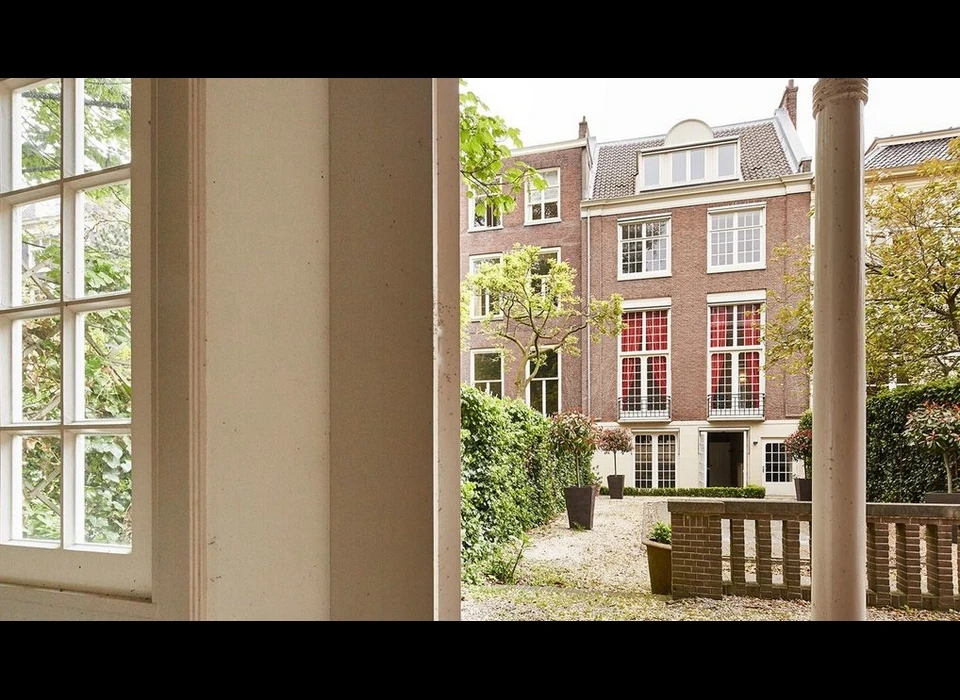 Herengracht 280 vanaf tuinhuis zicht op tuin en achtergevel (2019)