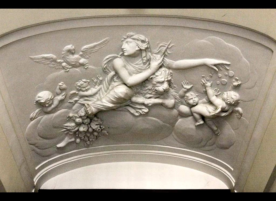 Herengracht 280 tochtportaal stucwerk figuratieve voorstelling van de Mildheid, een vrouw met een 
					  passer, een adelaar en een leeuw en een hoorn des overvloeds en putti
