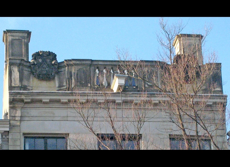 Herengracht 280 top lijstgevel met familiewapens Danckerts en Kennemer (2012)