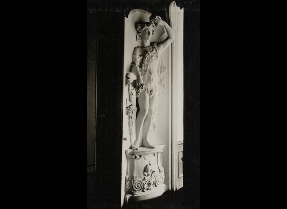 Hrengracht 479 trappenhuis beeld Bacchus voor herfst (1929)