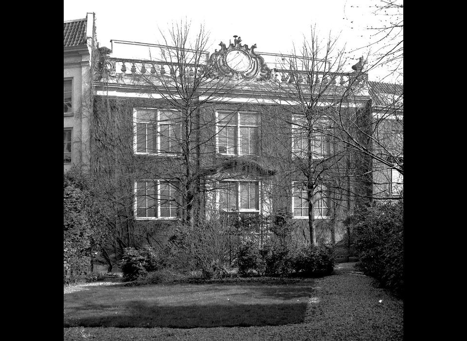 Herengracht 479 achtergevel koetshuis aan Reguliersdwarsstraat 32-34 (1957)