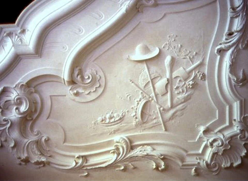 Herengracht 481 rechterachterkamer detail plafond, Vrijheid verbeeldt met konings- en keizerskronen, een vrijheidshoed en een stukgeslagen juk (2014)