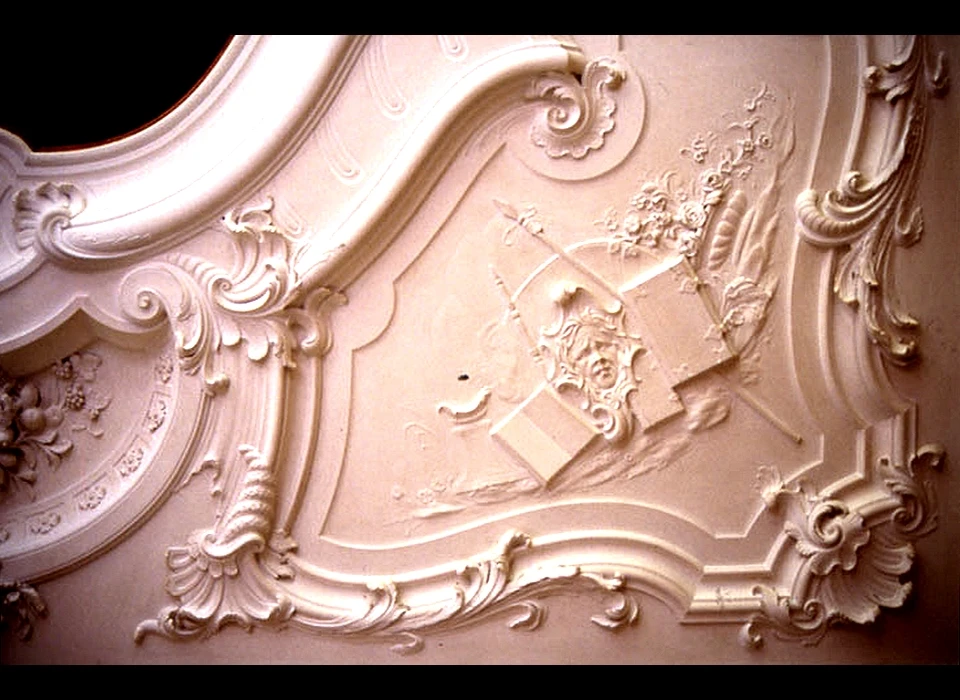 Herengracht 481 rechterachterkamer detail plafond, Wijsheid verbeeldt met boeken (2014)