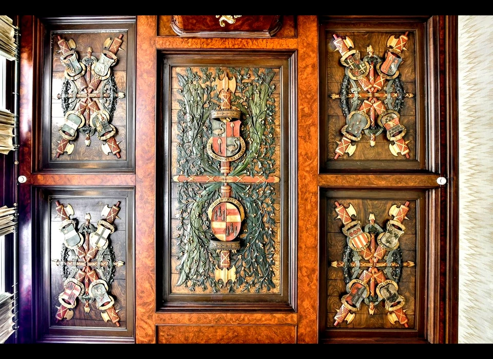 Herengracht 446 het in 1911 herontdekte unieke plafond uit 1672 met in het midden de familiewapens van Andries de Graeff en Elisabeth Bicker van Swieten