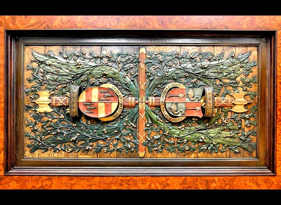 Herengracht 446 detail van in 1911 herontdekte plafond uit 1672 de familiewapens van Andries de Graeff (re) met tekstband 'Mors Spectra Ligonibus ae Quat' en Elisabeth Bicker van Swieten (li) met tekstband 'In Silentio et Spe' (In stilte en hoop)