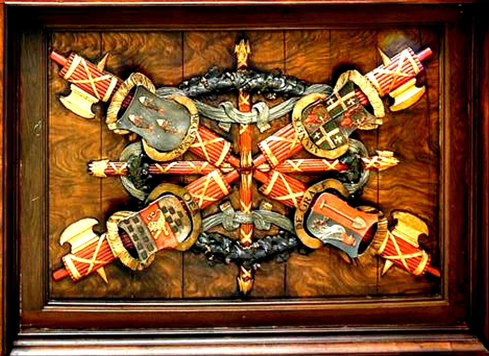 Herengracht 446 detail van in 1911 herontdekte plafond uit 1672 met de familiewapens van Braseman (lb), Oem (lo), De Graef (ro) en Sanneck (rb)