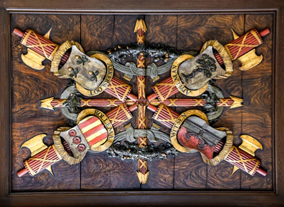 Herengracht 446 detail van in 1911 herontdekte plafond uit 1672 met de familiewapens van Aekersloot (lb), Bollema (lo), Witsen (ro) en Appelman (rb)