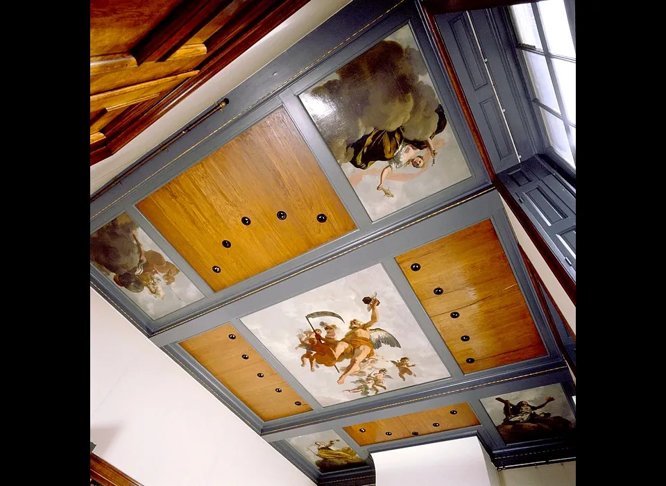 Herengracht 476 achterkamer links plafondschildering Vader Tijd omgeven door vier deugden (2009)