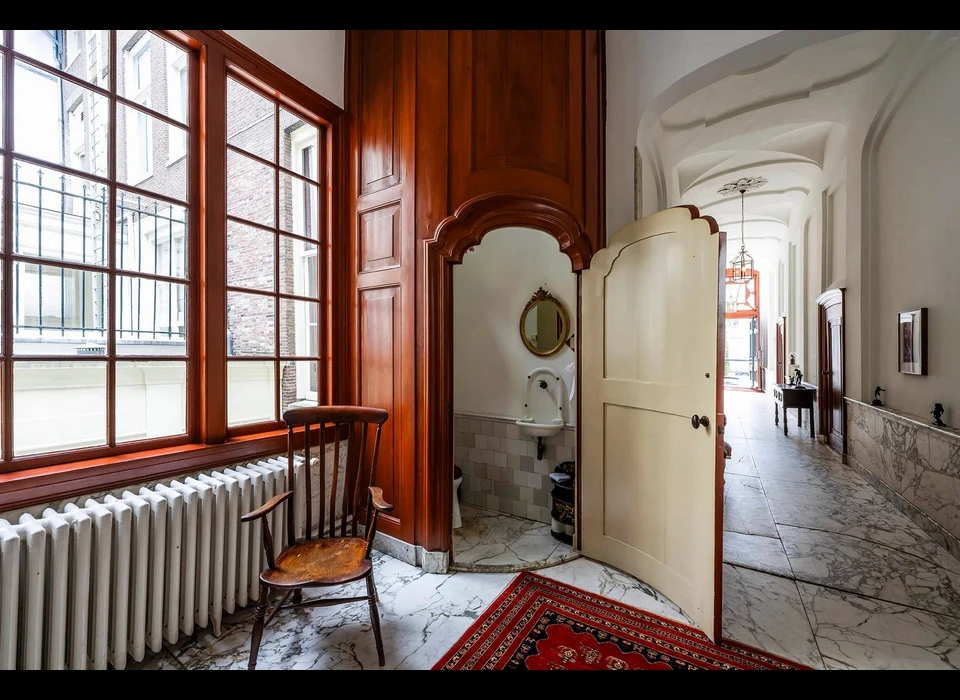Herengracht 106 hal naar achterhuis gezien naar voorzijde en toilet (2025)