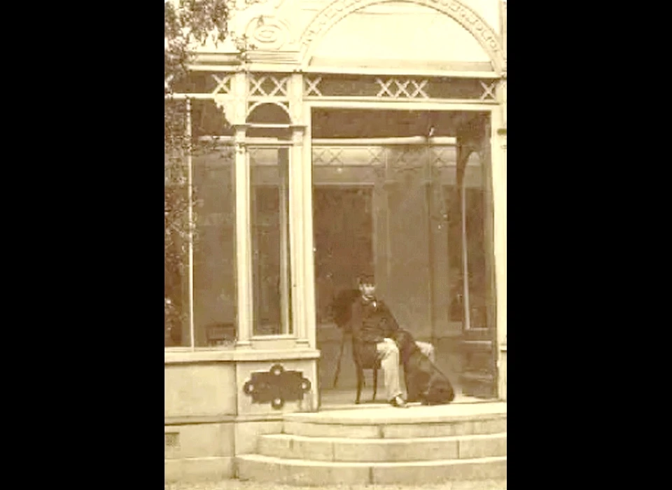 Herengracht 132 Claude August Crommelin in tuinhuis met hond (1866)