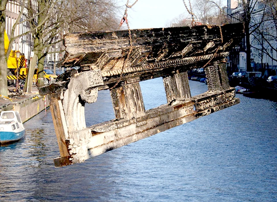 Herengracht 132 een dag later wordt de verbrande daklijst gedemonteerd (2008)