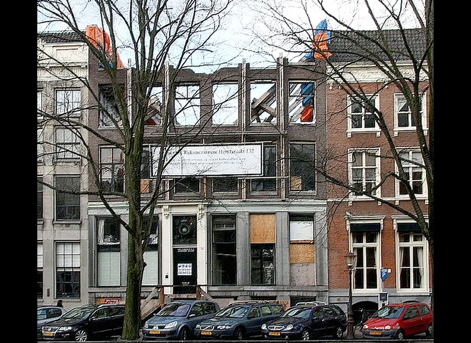 Herengracht 132 wacht op herstel, maar die plannen worden afgekeurd. (2009)