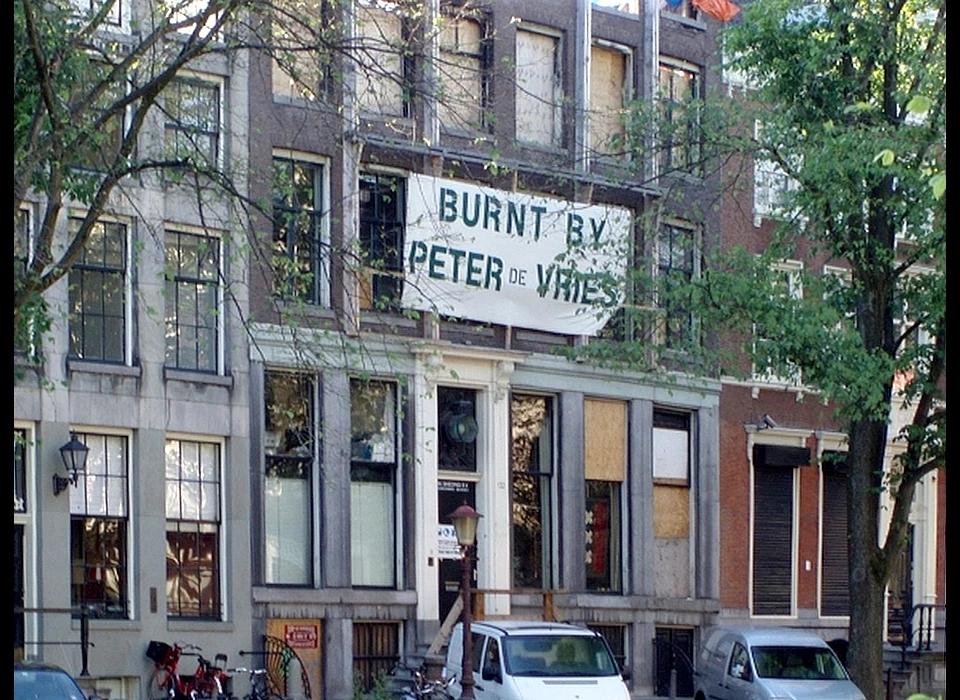 Herengracht 132 spandoek 'Burnt by Peter de Vries'. Wie is dat en wat heeft hij er mee te maken?