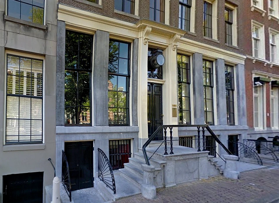 Herengracht 132 benedenpui weer zonder gevellantaarns (2021)