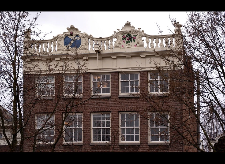 Herengracht 244-246 gebouw Bothnia top kroonlijstgevel (1988)