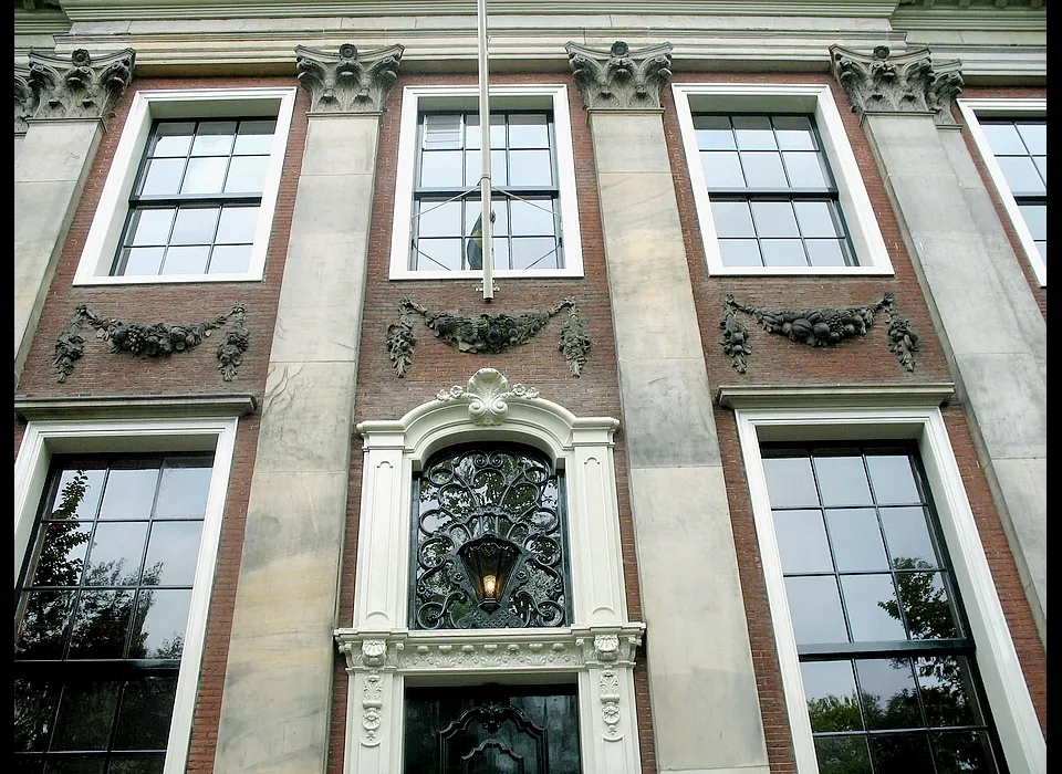 Herengracht 476 geveldetail bij deur (2008)