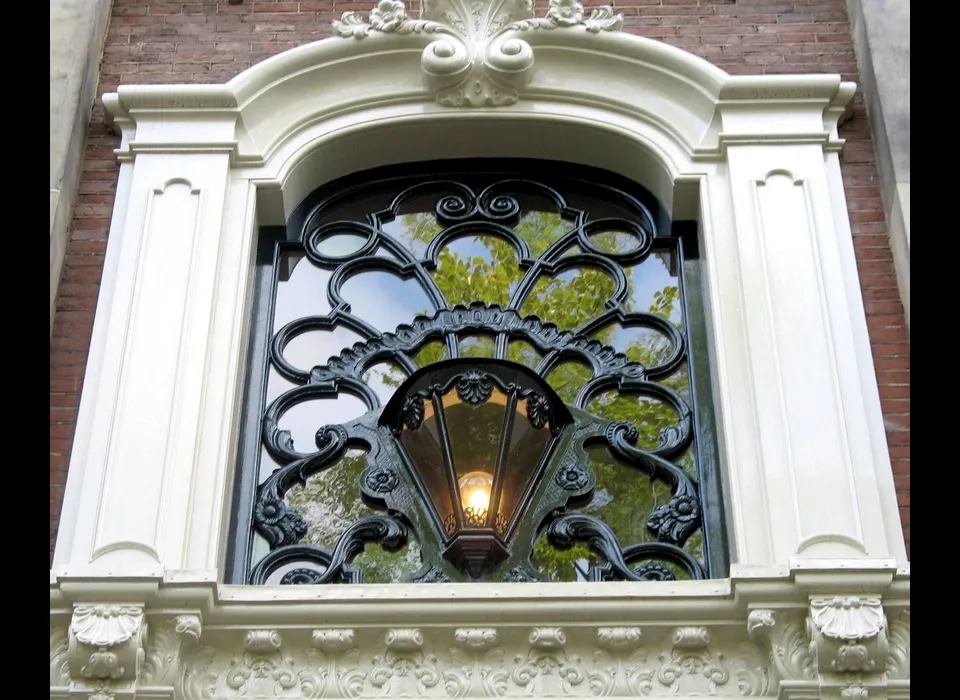 Herengracht 476 bovenlicht met snijraam en lantaarn (2008)