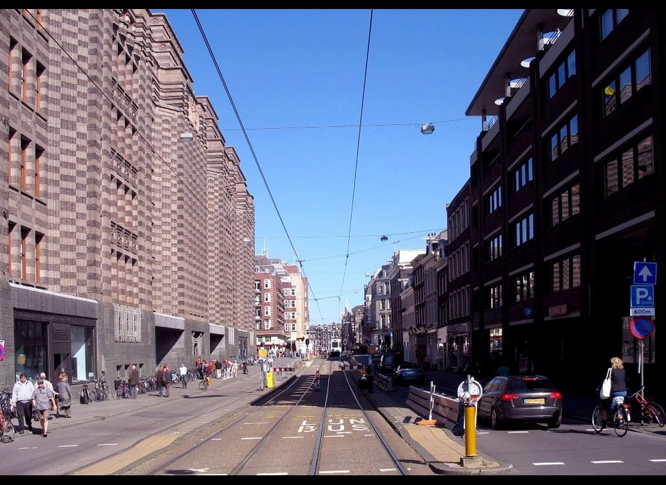 Vijzelstraat, links gebouw de Bazel waarin de Nederlandsche Handel-Maatschappij was gevestigd