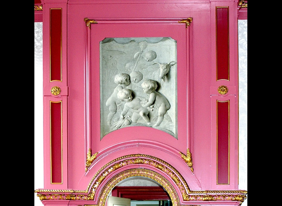 Herengracht 476 voorkamer links grisaille op schoorsteenmantel (2009)