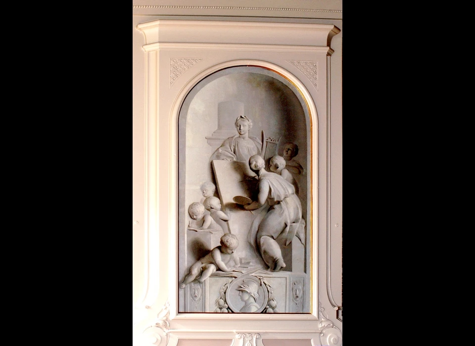 Herengracht 476 Schouwstuk ‘Allegorie op de Schilderkunst’ (Jacob de Wit, 1747) voor Mattheus Lestevenon Keizersgracht 440 1939-1942 geplaatst. (2009)