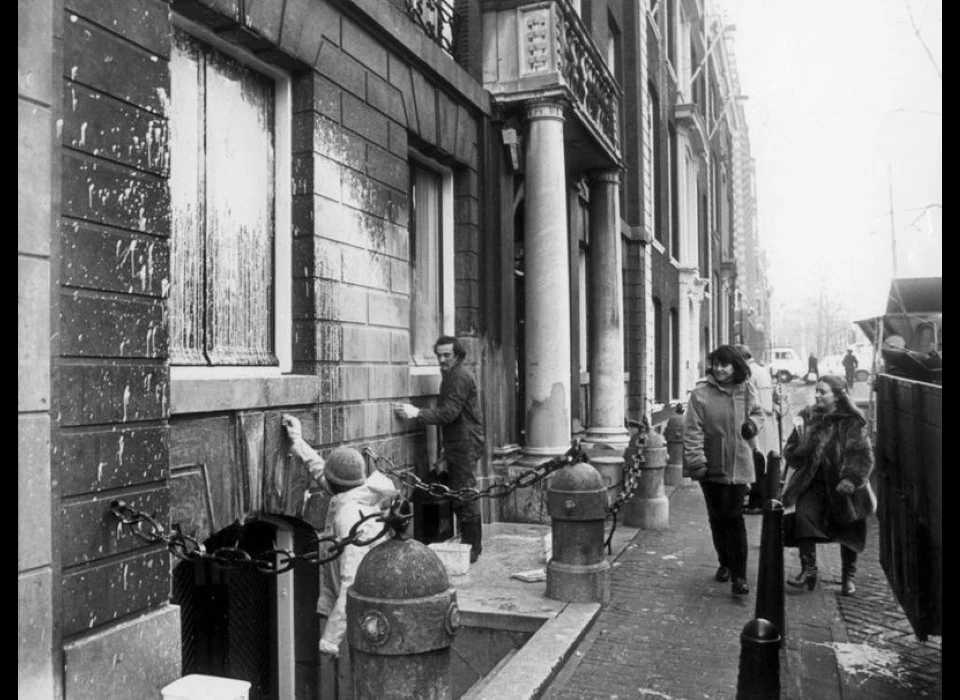 Herengracht 502, ontruiming van kraakpanden zorgde regelmatig voor protesten bij de Ambtswoning en dat moest dan weer schoongemaakt (1980)