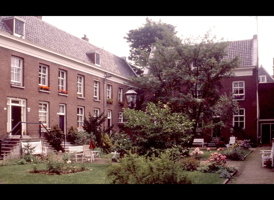 Prinsengracht 85-133 Van Brienenhof (1990), gesticht door Arnout Jan van Brienen (1735-1804)