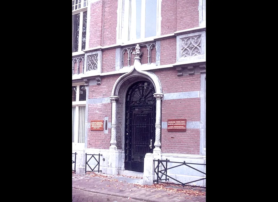 Keizersgracht 569-571 deurpartij, dit erf was van 1665-1669 eigendom van dr.François de Vicq (1975)