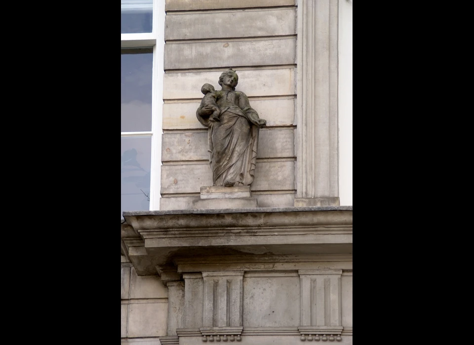 Herengracht 462 beeld Liefde links boven deur (1975)