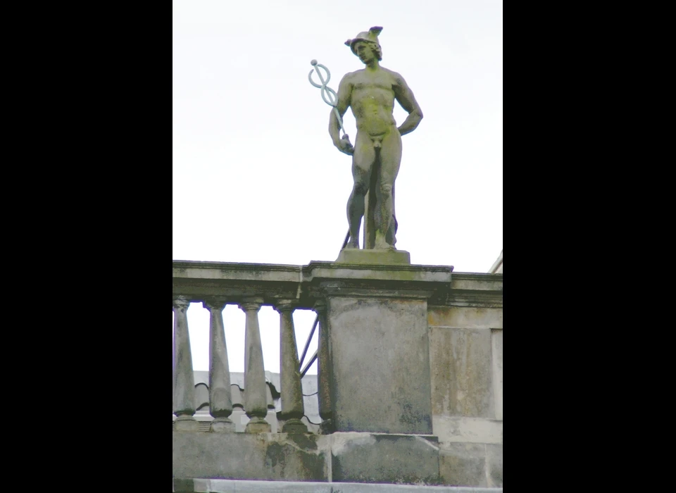 Herengracht 462 balustrade met beeld Mercurius -lijstgevel- (1975)