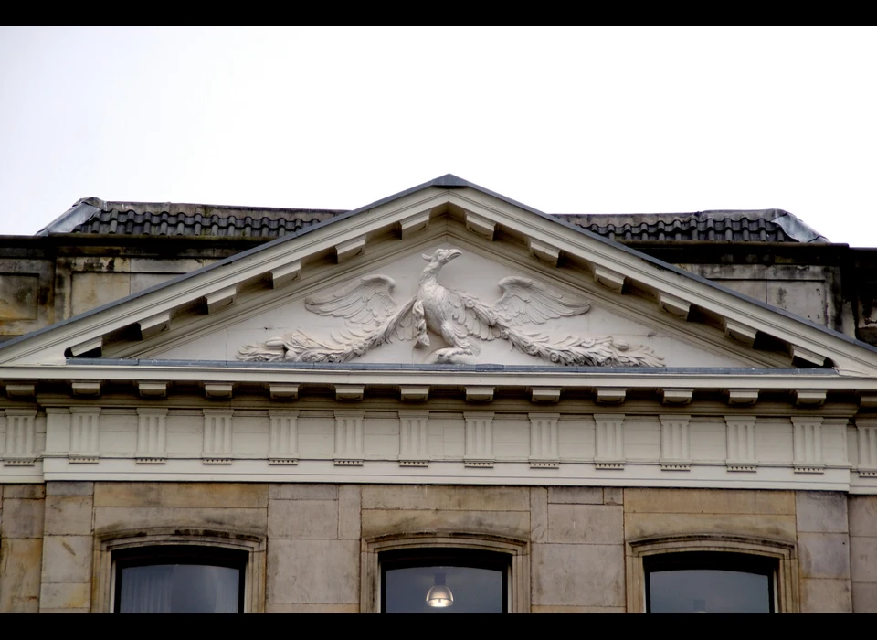 Herengracht 466 fronton met arend (1975)