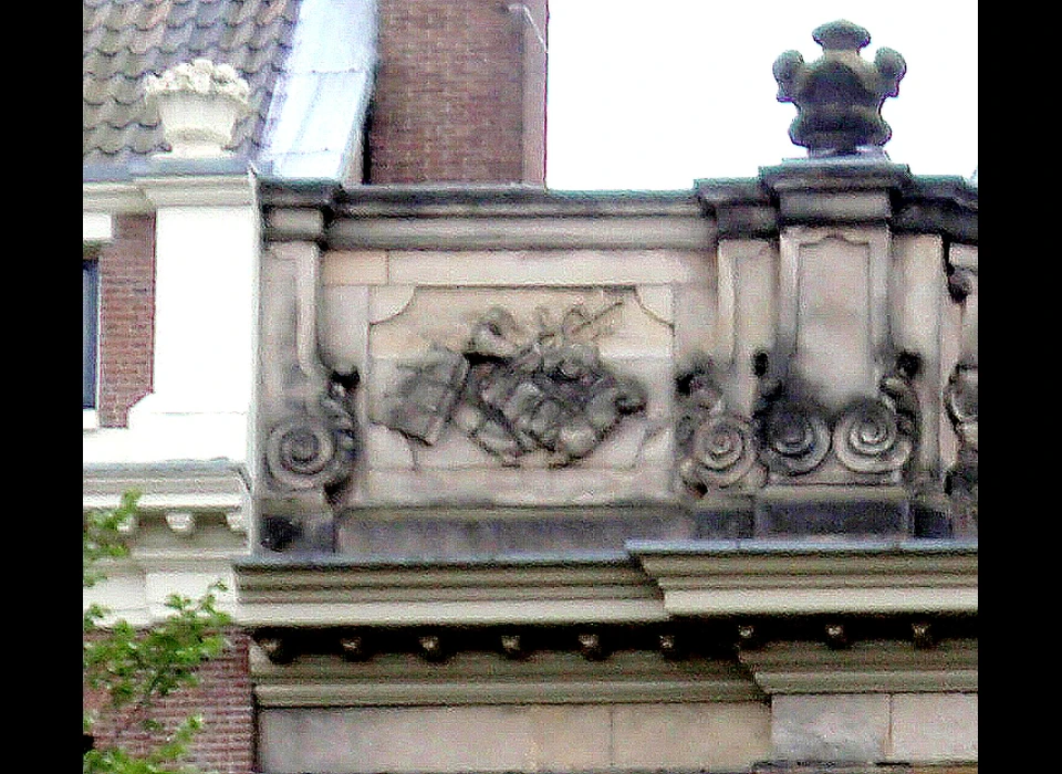 Herengracht 476 attiek links met handelsattributen (1975)