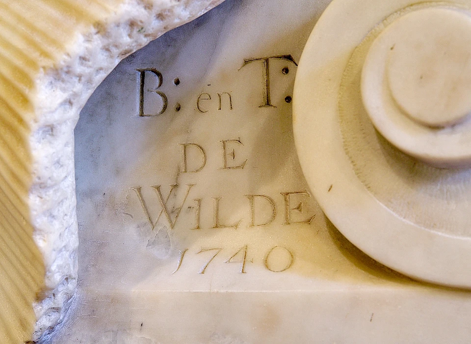 Herengracht 446 Schoorsteenstuk handtekening B(ernhsrd) en T(hijs) de Wilde (2003)