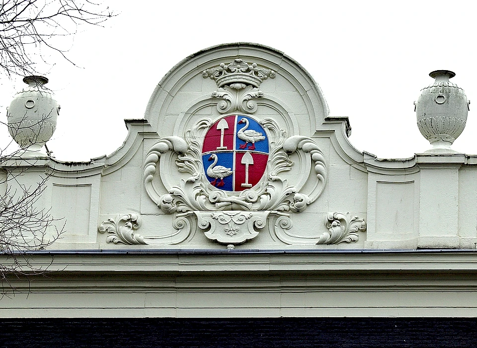 Herengracht 446 geveltop met familiewapen De Graeff (2003)