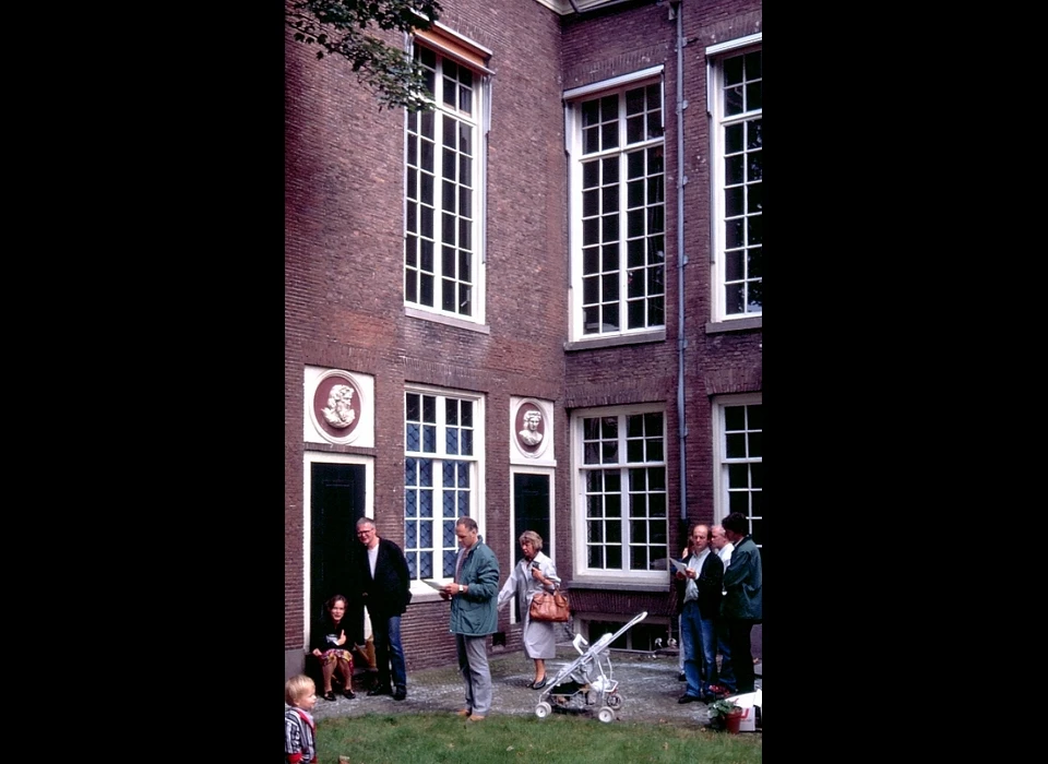 Herengracht 412 achtergevel rechter zijuitbouw borstbeelden (1989)