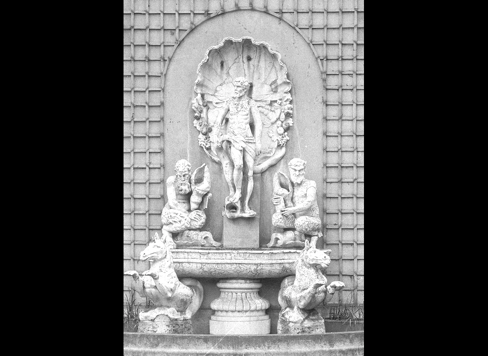 Hobbemastraat 20 detail van fontein in de tuin (ca.1935)