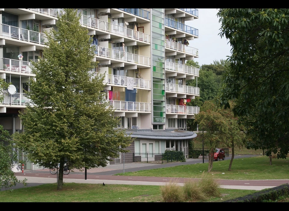 Hogevecht 229-276 boxen in de plint van de flat verbouwd tot woningen (2018)